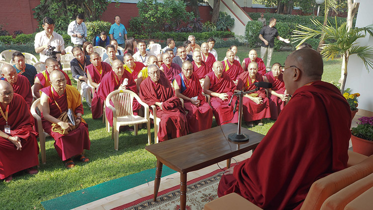 Su Santidad el Dalái Lama se dirige a los profesores del Instituto Central de Altos Estudios Tibetanos (CIHTS) en Sarnath, UP, India, el 20 de marzo de 2018. Foto de Jeremy Russell