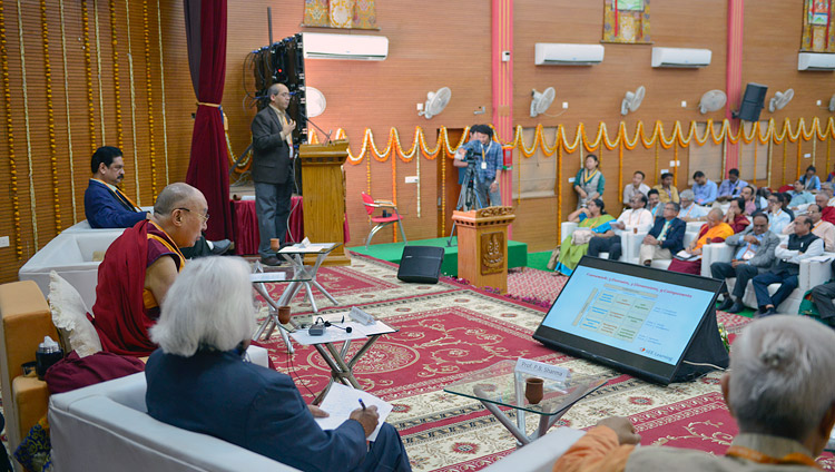Gueshe Lobsang Tenzin Negi del Centro para la Compasión, la Integridad y la Ética Secular resumiendo el Valor y la Necesidad de la Ética Secular en la Educación en el segundo día de la Reunión de la Asociación de Universidades Indias en Sarnath, UP, India el 20 de marzo de 2018. Foto de Lobsang Tsering