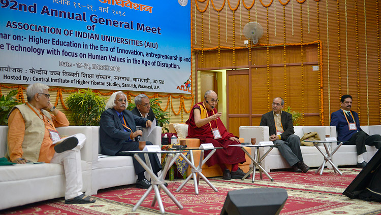 Su Santidad el Dalái Lama hablando durante una breve interacción con los Vicecancilleres en el segundo día de la reunión de la Asociación de Universidades de la India en Sarnath, UP, India, el 20 de marzo de 2018. Foto de Lobsang Tsering