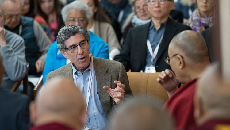 Richard Davidson hablando en el día de apertura de la 33ª Conferencia de Mente y Vida - Reimaginando el Florecimiento Humano - en el Templo Principal Tibetano en Dharamsala, HP, India el 12 de marzo de 2018. Foto de Tenzin Choejor