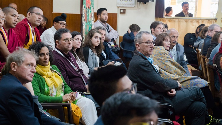 Algunos de los más de 300 invitados que escucharon a Su Santidad el Dalái Lama hablando en el día de apertura de la 33ª Conferencia de Mente y Vida - Reimaginando el Florecimiento Humano - en el Templo Principal Tibetano en Dharamsala, HP, India el 12 de marzo de 2018. Foto de Tenzin Choejor