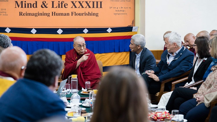 Su Santidad el Dalái Lama dirigiéndose a la reunión en el día de apertura de la 33ª Conferencia de Mente y Vida —Reimaginando el Florecimiento Humano— en el Templo Principal Tibetano en Dharamsala, HP, India el 12 de marzo de 2018. Foto de Tenzin Choejor