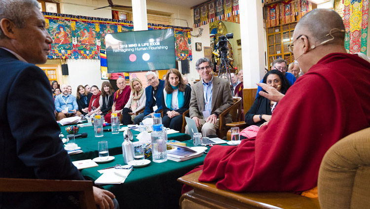 Su Santidad el Dalái Lama recordando una historia al comienzo del tercer día de la Conferencia de Mente y Vida en el Templo Principal Tibetano en Dharamsala, HP, India el 14 de marzo de 2018. Foto de Tenzin Choejor