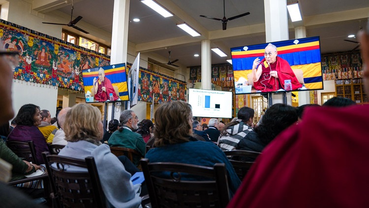 Algunos de los más de 300 invitados que asistieron a la Conferencia de Mente y Vida viendo a Su Santidad el Dalái Lama en las pantallas de televisión en el Templo Principal Tibetano en Dharamsala, HP, India el 14 de marzo de 2018. Foto de Tenzin Choejor