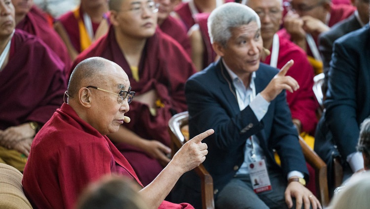 Thupten Jinpa y Su Santidad el Dalái Lama discutiendo un punto durante su presentación sobre los puntos de vista budistas de atención y metaconciencia en el tercer día de la Conferencia de Mente y Vida en el Templo Principal Tibetano en Dharamsala, HP, India el 14 de marzo de 2018. Foto de Tenzin Choejor