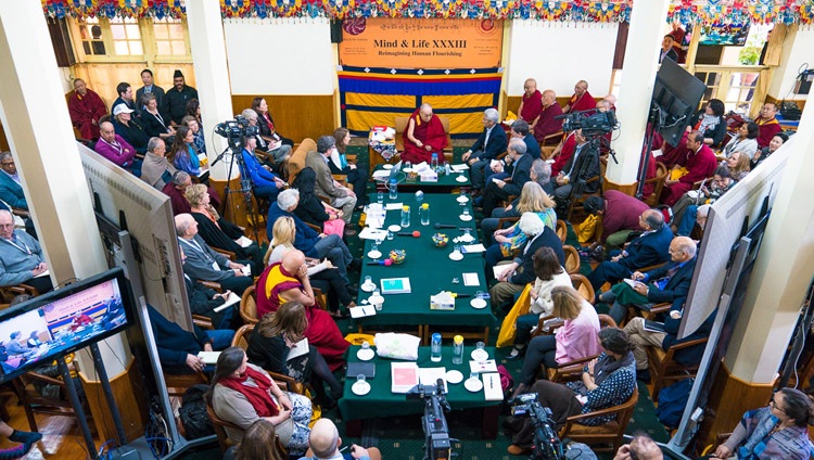 Una vista aérea de Su Santidad el Dalái Lama, participantes e invitados en el tercer día de la Conferencia de Mente y Vida en el Templo Principal Tibetano en Dharamsala, HP, India el 14 de marzo de 2018. Foto de Tenzin Choejor