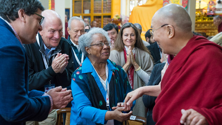 Su Santidad el Dalái Lama saluda a los miembros de la audiencia mientras llega para el cuarto día de la Conferencia de Mente y Vida en el Templo Principal Tibetano en Dharamsala, HP, India el 15 de marzo de 2018. Foto de Tenzin Choejor