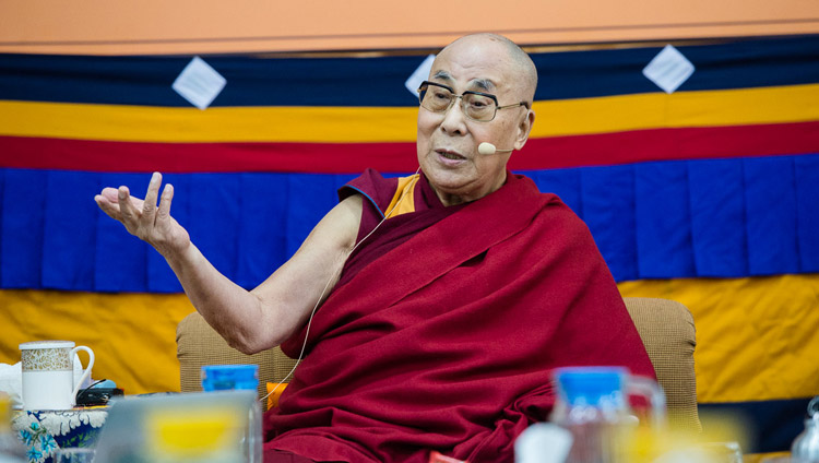 Su Santidad el Dalái Lama hablando al comienzo del cuarto día de la Conferencia de Mente y Vida en el Templo Principal Tibetano en Dharamsala, HP, India el 15 de marzo de 2018. Foto de Tenzin Phuntsok