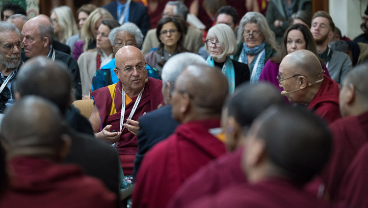 Matthieu Ricard discutiendo el papel de la compasión en la ética secular durante su presentación en el cuarto día de la Conferencia de Mente y Vida en el Templo Principal Tibetano en Dharamsala, HP, India el 15 de marzo de 2018. Foto de Tenzin Choejor