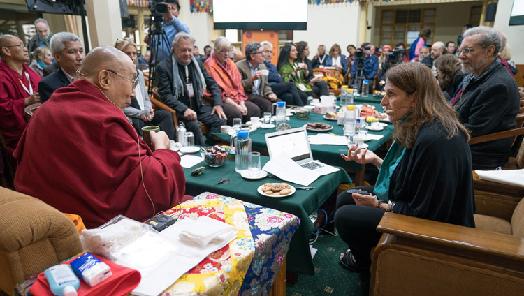 Sona Dimidjian discutiendo los efectos de un breve entrenamiento en compasión a través de una aplicación de teléfono móvil en el cuarto día de la Conferencia de Mente y Vida en el Templo Principal Tibetano en Dharamsala, HP, India el 15 de marzo de 2018. Foto de Tenzin Choejor