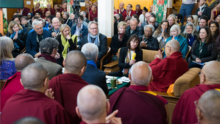 La presidenta del Instituto de Mente y Vida Susan Bauer-Wu agradeciendo a todos los organizadores, invitados y participantes en la conclusión de la Conferencia de Mente y Vida en el Templo Principal Tibetano en Dharamsala, HP, India el 16 de marzo de 2018. Foto de Tenzin Choejor