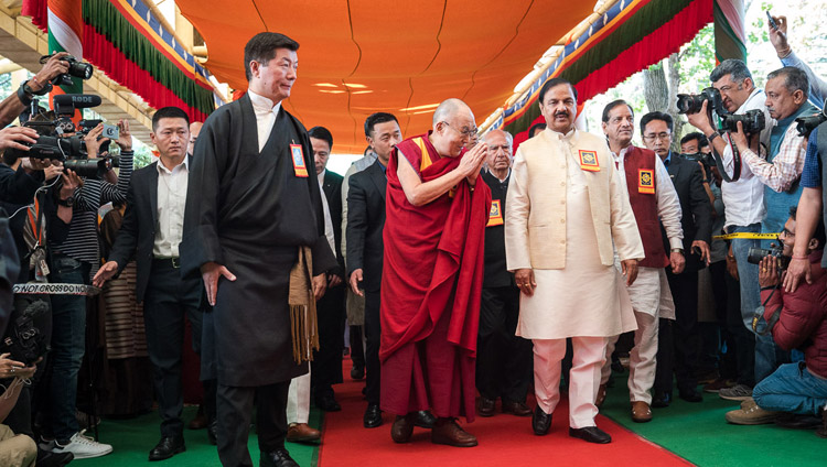 Su Santidad el Dalái Lama e invitados especiales llegan al patio del Templo Principal Tibetano para la celebración de Agradecimiento a la India en Dharamsala, HP, India el 31 de marzo de 2018. Foto de Tenzin Choejor