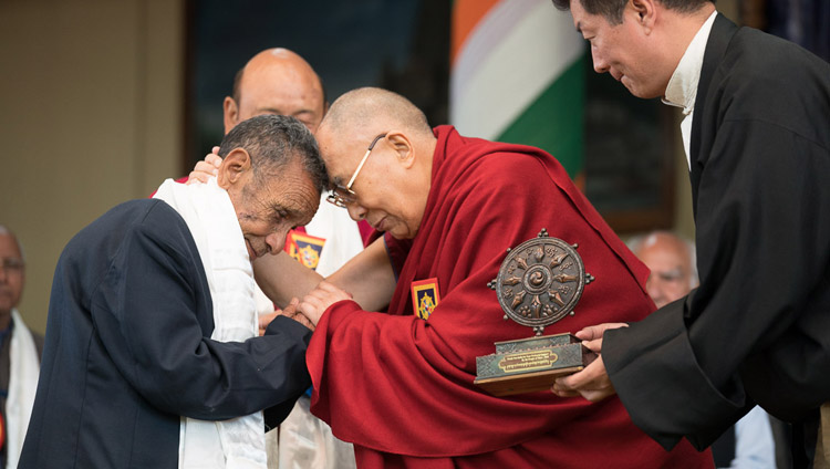 Su Santidad el Dalai Lama abrazando a Naren Chandra Das, el único sobreviviente conocido de los siete miembros del personal de Assam Rifles que lo recibieron en la frontera con la India en 1959, durante las celebraciones de Gracias a la India en Dharamsala, HP, India, el 31 de marzo de 2018. Foto de Tenzin Choejor