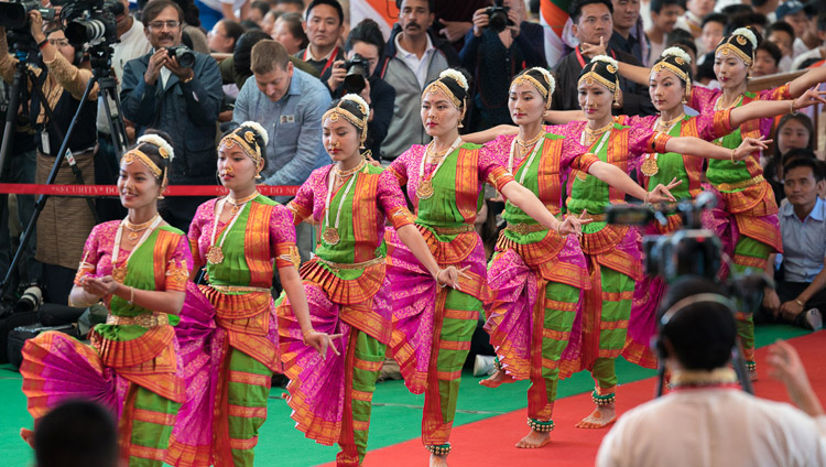 Miembros de TIPA interpretando una danza clásica india durante la celebración de Gracias a la India en el patio del Templo Principal Tibetano en Dharamsala, HP, India el 31 de marzo de 2018. Foto de Tenzin Choejor