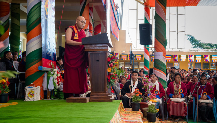 El Presidente del Parlamento Tibetano en el Exilio, Ven Khenpo Sonam Tenphel, dirigiéndose a la audiencia en la celebración de Gracias a la India en el patio del Templo Principal Tibetano en Dharamsala, HP, India el 31 de marzo de 2018. Foto de Tenzin Choejor