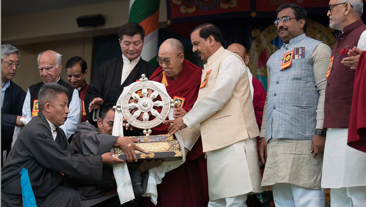 Su Santidad el Dalái Lama presenta el recuerdo de Agradecimiento al invitado principal Mahesh Sharma, Ministro de Estado para la Cultura, en el Templo Principal Tibetano en Dharamsala, HP, India, el 31 de marzo de 2018. Foto de Tenzin Choejor