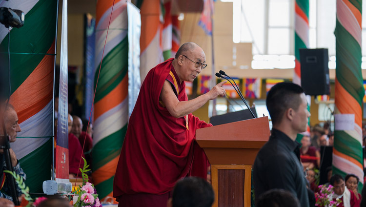 Su Santidad el Dalái Lama dirigiéndose a la concurrencia en la celebración de Gracias a la India en el Templo Principal Tibetano en Dharamsala, HP, India el 31 de marzo de 2018. Foto de Tenzin Choejor