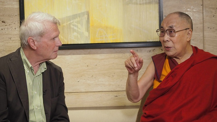 Su Santidad el Dalái Lama concediendo una entrevista a Adriaan van Dis para la televisión holandesa en Nueva Delhi, India, el 2 de julio de 2018. Foto de Jeremy Russell