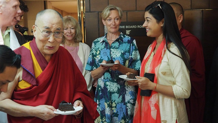 Su Santidad el Dalái Lama compartiendo un pastel de cumpleaños que se le obsequió en honor a su 83 cumpleaños después de su entrevista para la televisión holandesa en Nueva Delhi, India, el 2 de julio de 2018. Foto de Jeremy Russell
