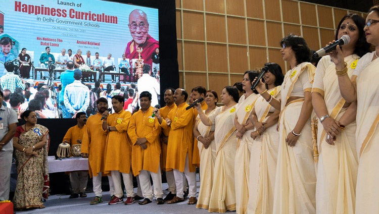 Un grupo de profesores cantando una canción de bienvenida que ellos mismos compusieron al comienzo del lanzamiento del Plan de Estudios de la Felicidad en las escuelas públicas de Delhi en Nueva Delhi, India, el 2 de julio de 2018. Foto de Tenzin Choejor
