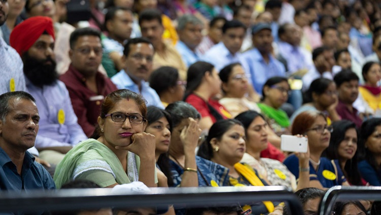 Algunos de los más de 5.000 educadores que escucharon el discurso de Su Santidad el Dalái Lama en la presentación del plan de estudios sobre la felicidad en las escuelas públicas de Delhi, en Nueva Delhi, India, el 2 de julio de 2018. Foto de Tenzin Choejor