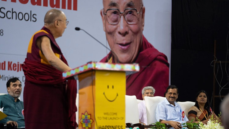 Su Santidad el Dalái Lama se dirige a la reunión en la presentación del plan de estudios sobre la felicidad en las escuelas públicas de Delhi, en Nueva Delhi, India, el 2 de julio de 2018. Foto de Tenzin Choejor