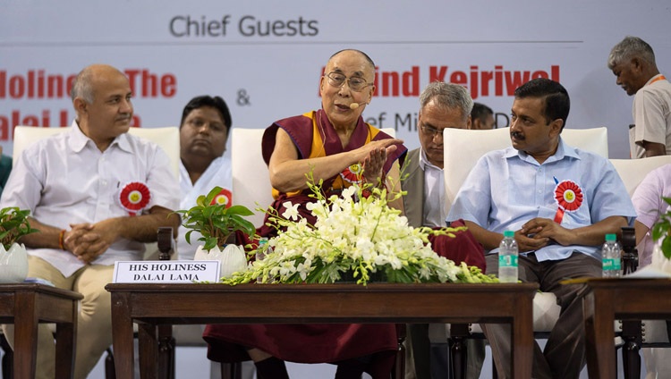 Su Santidad el Dalái Lama respondiendo a las preguntas de la audiencia durante su intervención en la presentación del programa de estudios sobre la felicidad en las escuelas públicas de Nueva Delhi, India, el 2 de julio de 2018. Foto de Tenzin Choejor