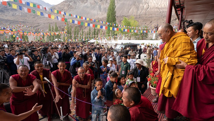 Su Santidad el Dalái Lama llegando al campo de enseñanza de Diskit, Nubra Valley, J&K, India el 13 de julio de 2018. Foto de Tenzin Choejor
