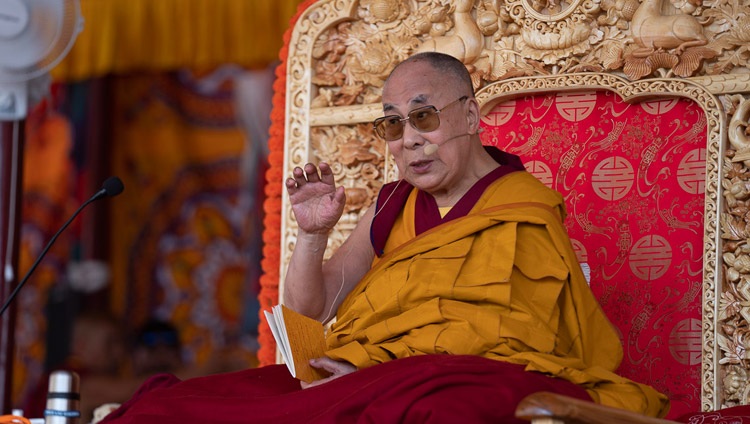 Su Santidad el Dalái Lama dirigiéndose a la multitud durante su enseñanza en Diskit, Nubra Valley, J&K, India el 13 de julio de 2018. Foto de Tenzin Choejor