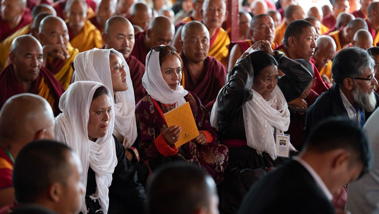 Miembros de la audiencia escuchando a Su Santidad el Dalái Lama durante su enseñanza en Diskit, Nubra Valley, J&K, India el 13 de julio de 2018. Foto de Tenzin Choejor