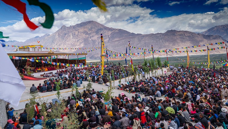 Muchas de las más de 5.600 personas que asistieron a la enseñanza de Su Santidad el Dalái Lama en el centro de enseñanza de Diskit, en el valle del Nubra, J&K, India, el 13 de julio de 2018. Foto de Tenzin Choejor