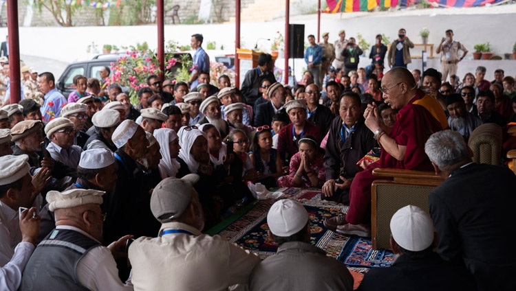 Su Santidad el Dalái Lama hablando a los miembros de las comunidades musulmanas de Turtuk, Bogdang y Nubra en Diskit, Nubra Valley, J&K, India el 13 de julio de 2018. Foto de Tenzin Choejor