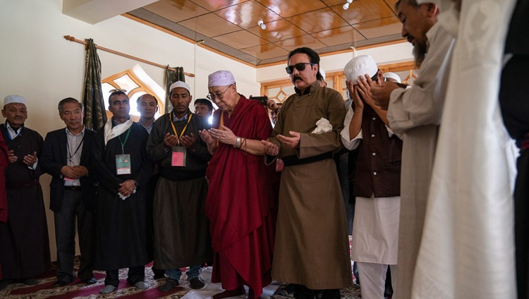 Su Santidad el Dalái Lama uniéndose en oración en el Diskit Jama Masjid en Diskit, Nubra Valley, J&K, India el 13 de julio de 2018. Foto de Tenzin Choejor
