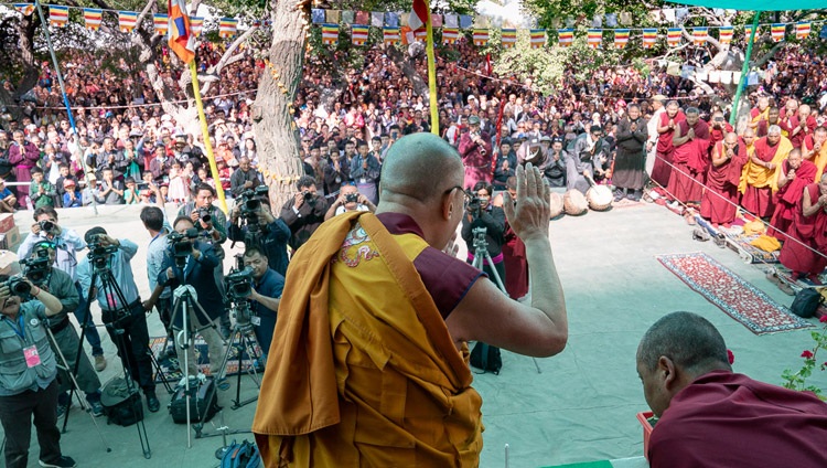 Su Santidad el Dalái Lama saludando a la multitud a su llegada al Monasterio Samstanling en Sumur, Ladakh, J&K, India el 17 de julio de 2018. Foto de Tenzin Choejor