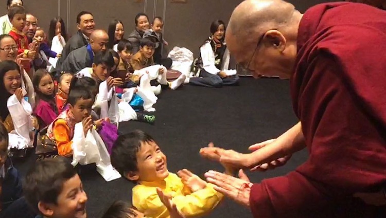 Su Santidad el Dalái Lama saluda juguetonamente a los niños pequeños cuando llega a su reunión con miembros de la comunidad tibetana y grupos de apoyo tibetanos en Malmö, Suecia, el 13 de septiembre de 2018. Foto de Tseten Samdup
