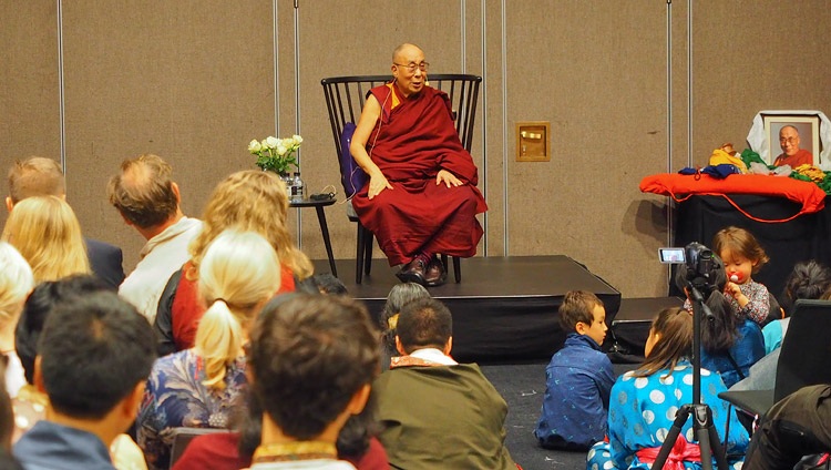 Su Santidad el Dalái Lama hablando a los miembros de la comunidad tibetana y a los grupos de apoyo tibetanos en Malmö, Suecia, el 13 de septiembre de 2018. Foto de Jeremy Russell