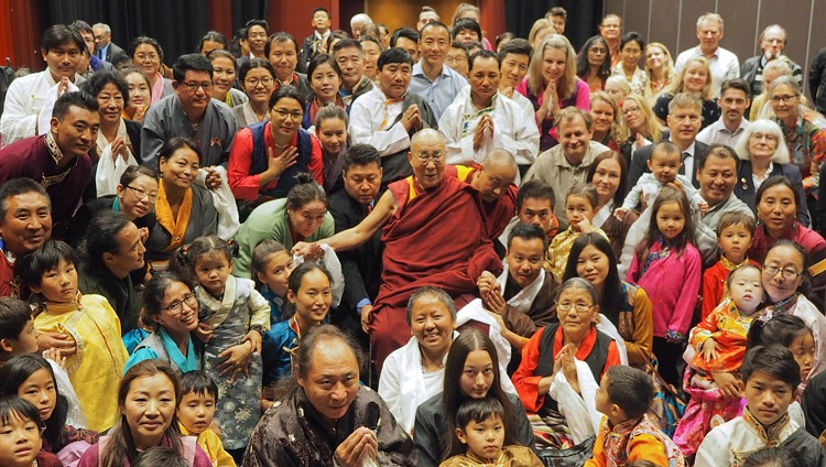 Su Santidad el Dalái Lama posando para una foto de grupo con miembros de la comunidad tibetana y grupos de apoyo al Tíbet después de su reunión en Malmö, Suecia, el 13 de septiembre de 2018. Foto de Jeremy Russell
