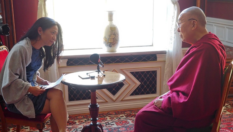 Johanna Saldert de la revista DI-Weekend entrevistando a Su Santidad el Dalái Lama en el Ayuntamiento de Malmö en Malmö, Suecia, el 13 de septiembre de 2018. Foto de Jeremy Russell