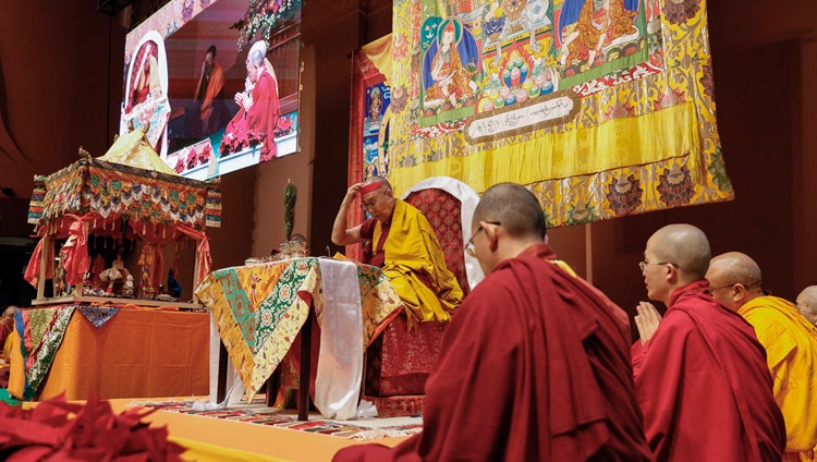 Su Santidad el Dalái Lama realizando los procedimientos preparatorios para el Empoderamiento de Avalokiteshvara que iba a dar en Yokohama, Japón, el 15 de noviembre de 2018. Foto de Tenzin Jigme