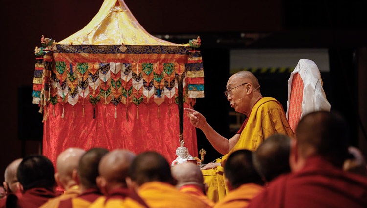 Su Santidad el Dalái Lama se dirige a la audiencia en el último día de sus enseñanzas en Yokohama, Japón, el 15 de noviembre de 2018. Foto de Tenzin Jigme