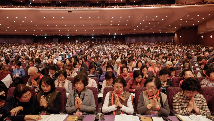 Miembros de la audiencia escuchando a Su Santidad el Dalái Lama en el día inalterable de sus enseñanzas en Yokohama, Japón, el 15 de noviembre de 2018. Foto de Tenzin Jigme