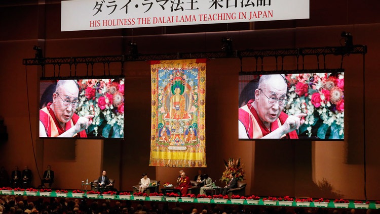 Su Santidad el Dalái Lama pronuncia su discurso de apertura al comienzo del diálogo con científicos en el Salón Nacional de Convenciones de Yokohama, Japón, el 16 de noviembre de 2018. Foto de Tenzin Jigme
