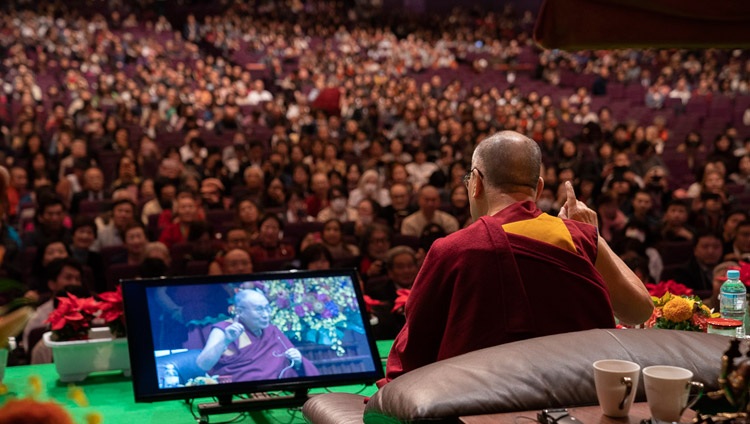 Su Santidad el Dalai Lama dirigiéndose a la audiencia en el Salón Nacional de Convenciones al comienzo del Diálogo entre la Ciencia Moderna y la Ciencia Budista en Yokohama, Japón, el 16 de noviembre de 2018. Foto de Tenzin Choejor