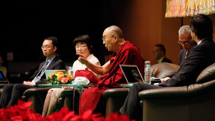 Su Santidad el Dalai Lama comentando la presentación del neurocientífico Dr. Iriki Atsushi durante la Ciencia Moderna y la Ciencia Budista en Yokohama, Japón el 16 de noviembre de 2018. Foto de Tenzin Jigme