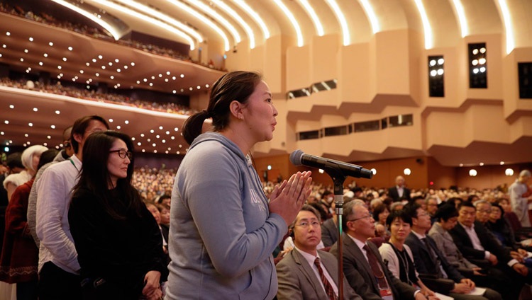 Un miembro de la audiencia haciendo una pregunta a Su Santidad el Dalai Lama durante el Diálogo entre la Ciencia Moderna y la Ciencia Budista en el Salón Nacional de Convenciones en Yokohama, Japón el 16 de noviembre de 2018. Foto de Tenzin Jigme