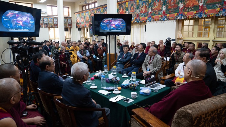 Su Santidad el Dalai Lama y otros participantes observando la presentación del Prof. Yuan Tseh Lee sobre Desafíos y Oportunidades para un Planeta Sostenible en el tercer día del diálogo con científicos chinos sobre los efectos cuánticos en el Templo Principal Tibetano en Dharamsala, HP, India el 3 de noviembre de 2018. Foto de Ven Tenzin Jamphel