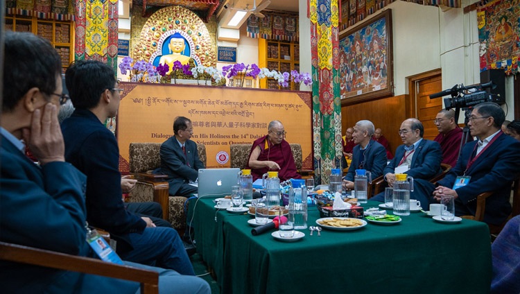 Su Santidad el Dalai Lama responde a las preguntas de otros panelistas en el tercer día del diálogo con científicos chinos sobre los efectos cuánticos en el Templo Principal Tibetano en Dharamsala, HP, India, el 3 de noviembre de 2018. Foto de Ven Tenzin Jamphel