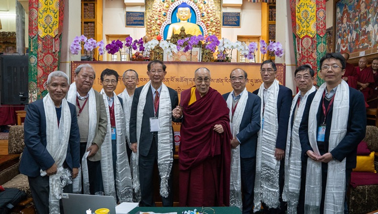 Su Santidad el Dalai Lama y otros participantes posando para una foto de grupo al final del diálogo con científicos chinos sobre los efectos cuánticos en el Templo Principal Tibetano en Dharamsala, HP, India el 3 de noviembre de 2018. Foto de Ven Tenzin Jamphel
