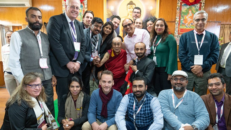 Su Santidad el Dalái Lama posando para una foto de grupo con los delegados a la Reunión de Inversores Globales del Himachal en Ascenso después de su reunión en su residencia en Dharamsala, HP, India el 8 de noviembre de 2019. Foto de Tenzin Choejor