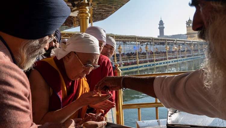 Su Santidad el Dalái Lama recibiendo «prasad», comida bendecida, que se ofrece a cada peregrino cuando abandona el Darbar Sahib en el Templo de Oro en Amritsar, Punjab, India, el 9 de noviembre de 2019. Foto de Tenzin Choejor